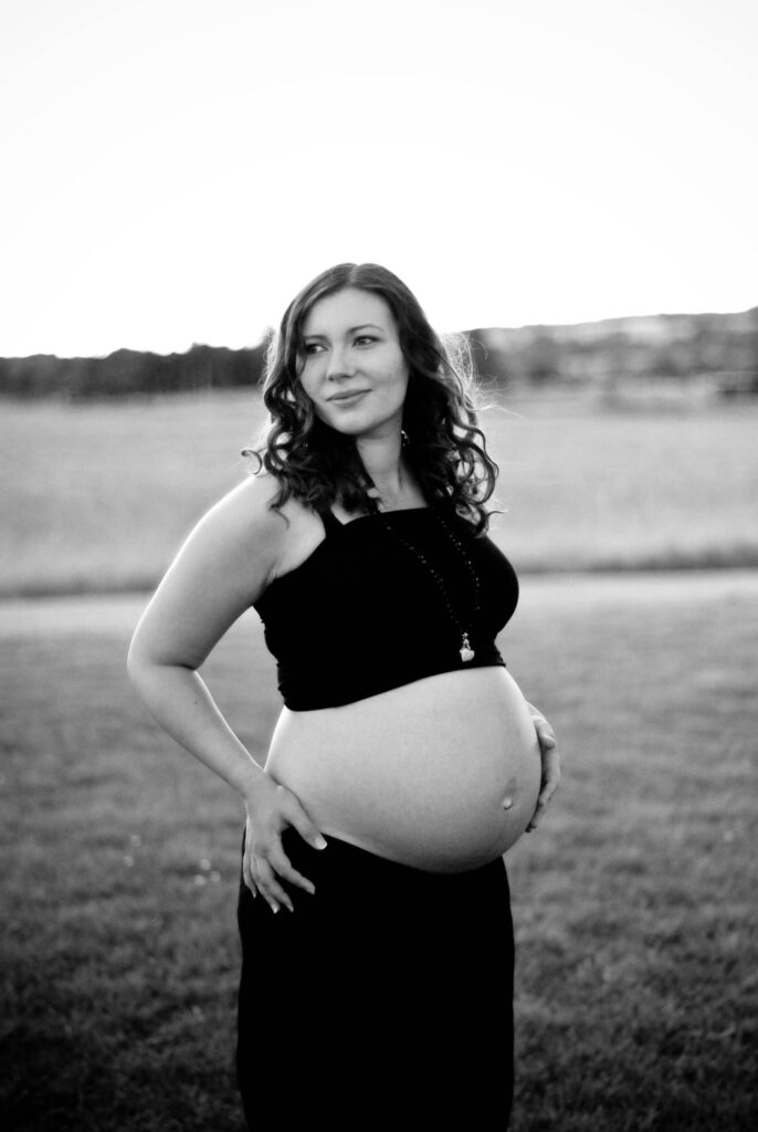 Babybauchshooting in der natur in schwarz/weiß
