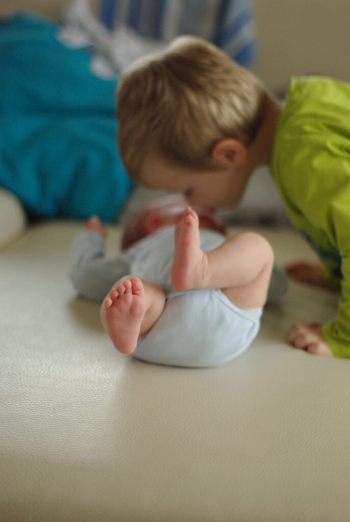 Newbornshooting mit großem Bruder